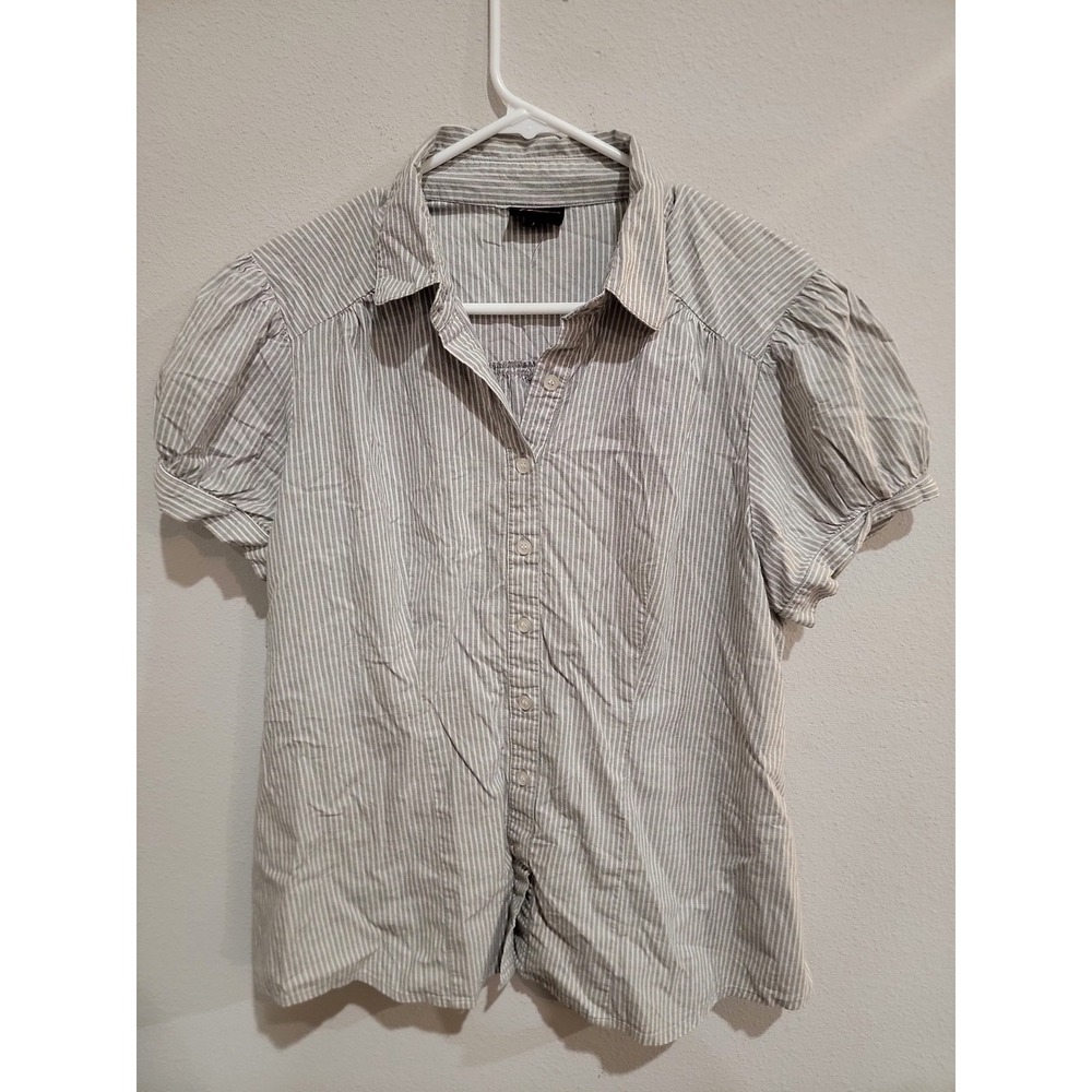Torrid Women's Striped Gray and White Button-Down Shirt Size 1 / 1X Short Sleeve
